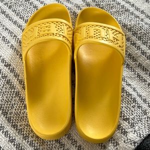 Hunter flip flops size 9